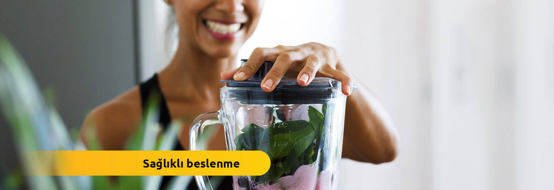 Enerji verici bir içecek hazırlayan, genç kadın